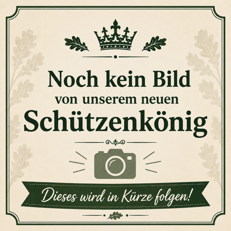 Mann in tradtioneller Tracht mit vielen Medaillen und Hut, vor maritimer Kulisse.
